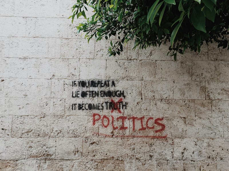 τι μυρωδιά έχει η πολιτική; | Milk and Chaos